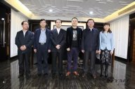 信陽市統(tǒng)戰(zhàn)部部長方波、副市長張明春、招商局局長王亞玲一行來我司參觀指導
